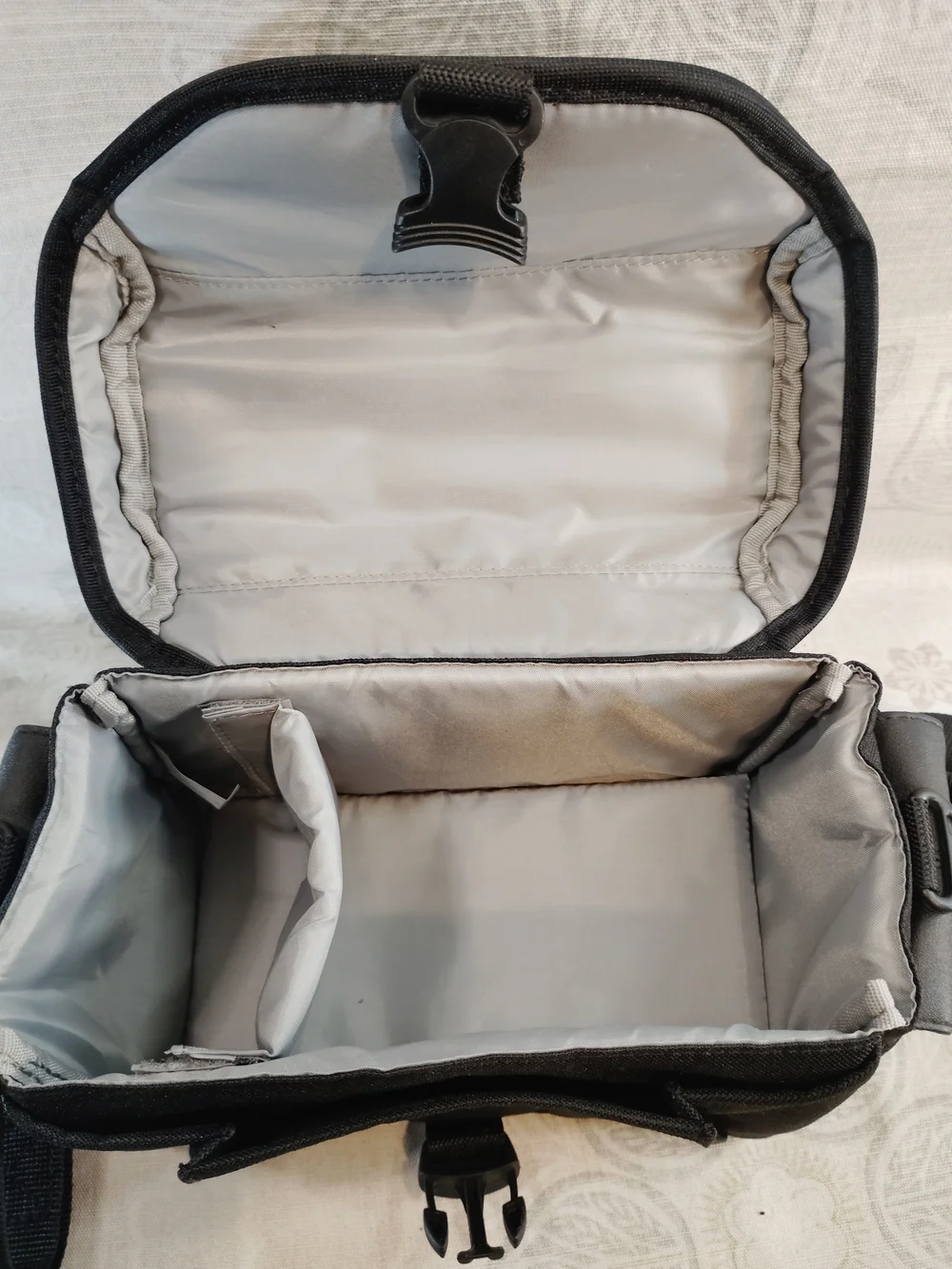 Tamrac Black Messenger/Crossbody /Camera Bag with Shoulder Strap
